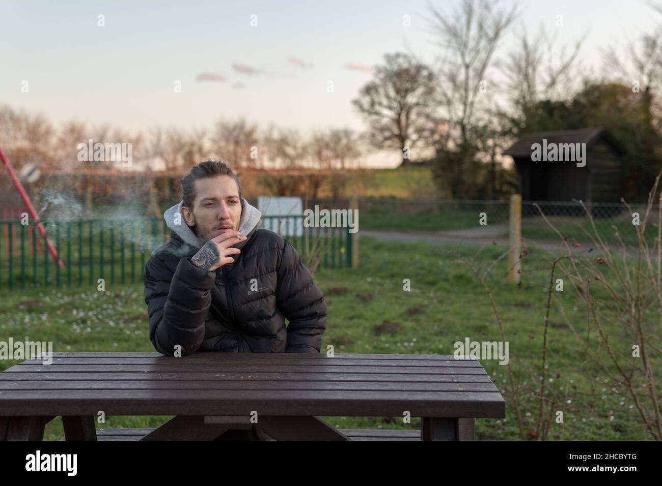 Woodbridge Suffolk UK Marzo 01 2020: A 20 qualcosa di maschio che fuma una cannabis comune per aiutare con la sua salute. Medicina alternativa, marijuana medica con Foto Stock