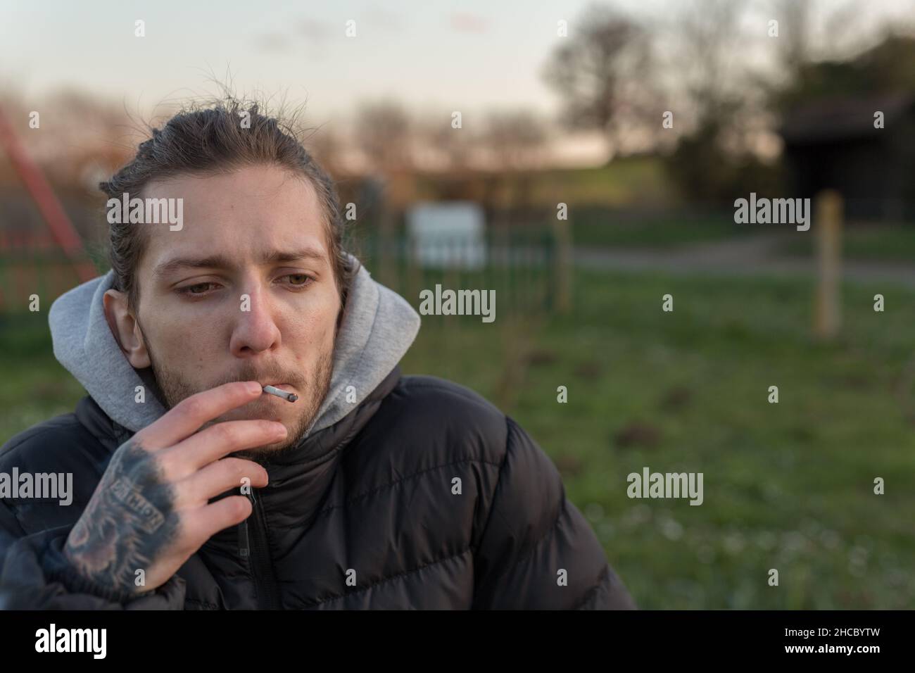 Woodbridge Suffolk UK Marzo 01 2020: A 20 qualcosa di maschio che fuma una cannabis comune per aiutare con la sua salute. Medicina alternativa, marijuana medica con Foto Stock