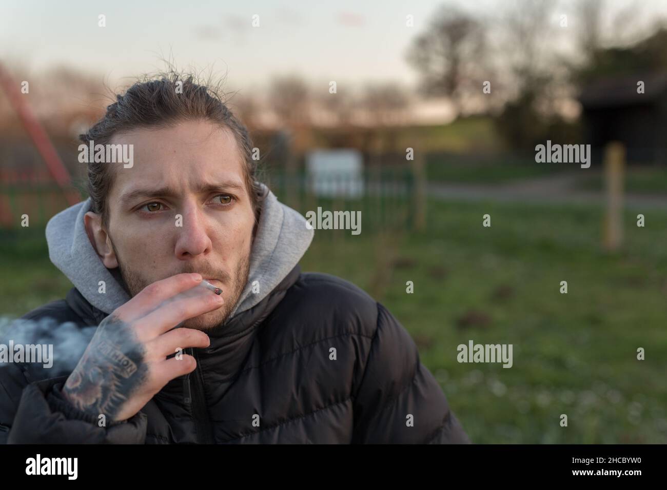 Woodbridge Suffolk UK Marzo 01 2020: A 20 qualcosa di maschio che fuma una cannabis comune per aiutare con la sua salute. Medicina alternativa, marijuana medica con Foto Stock