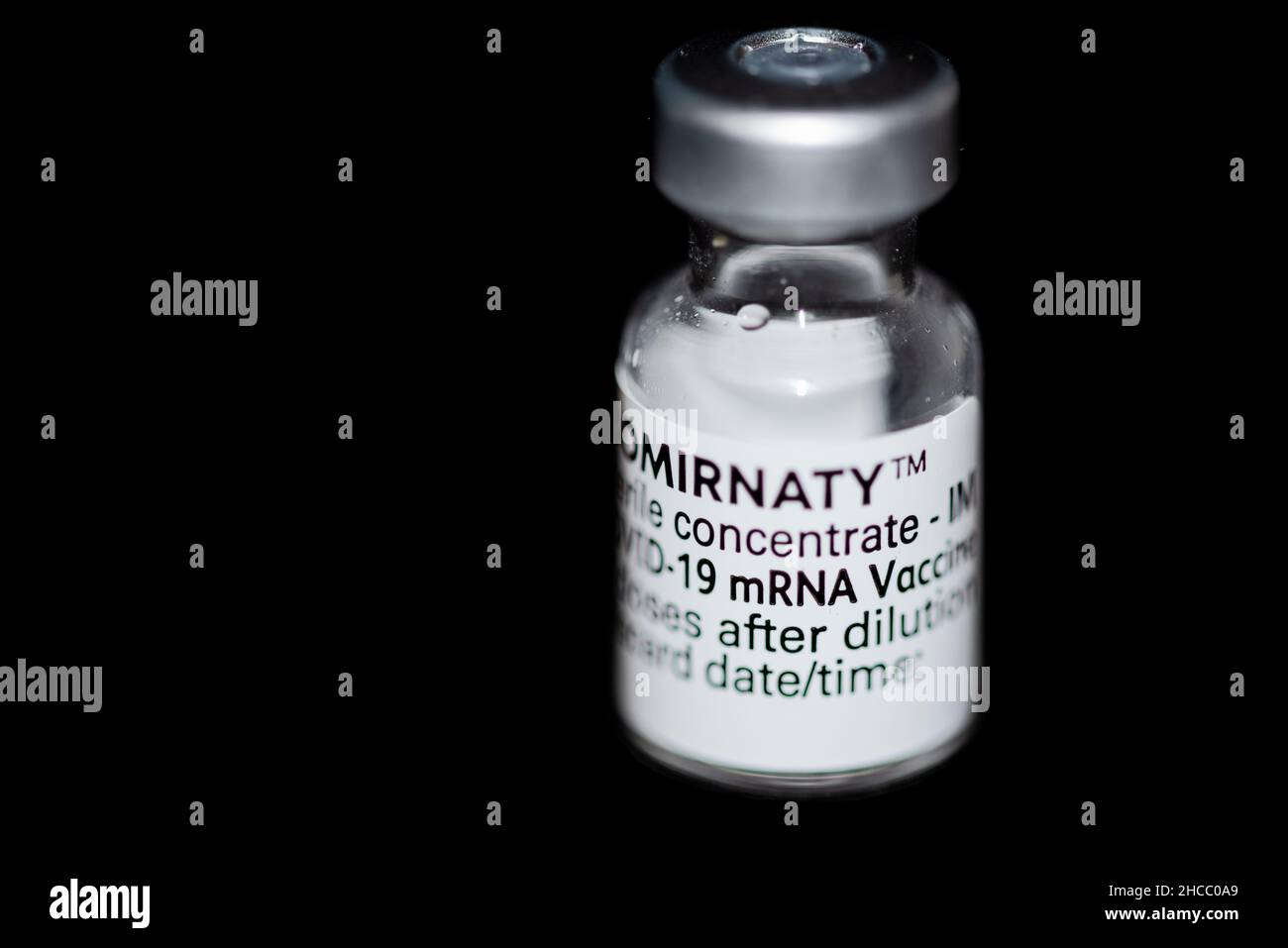Settembre 12, 2021. Primo piano di una fiala di vaccino contro comirnaty su sfondo nero. Foto di alta qualità Foto Stock
