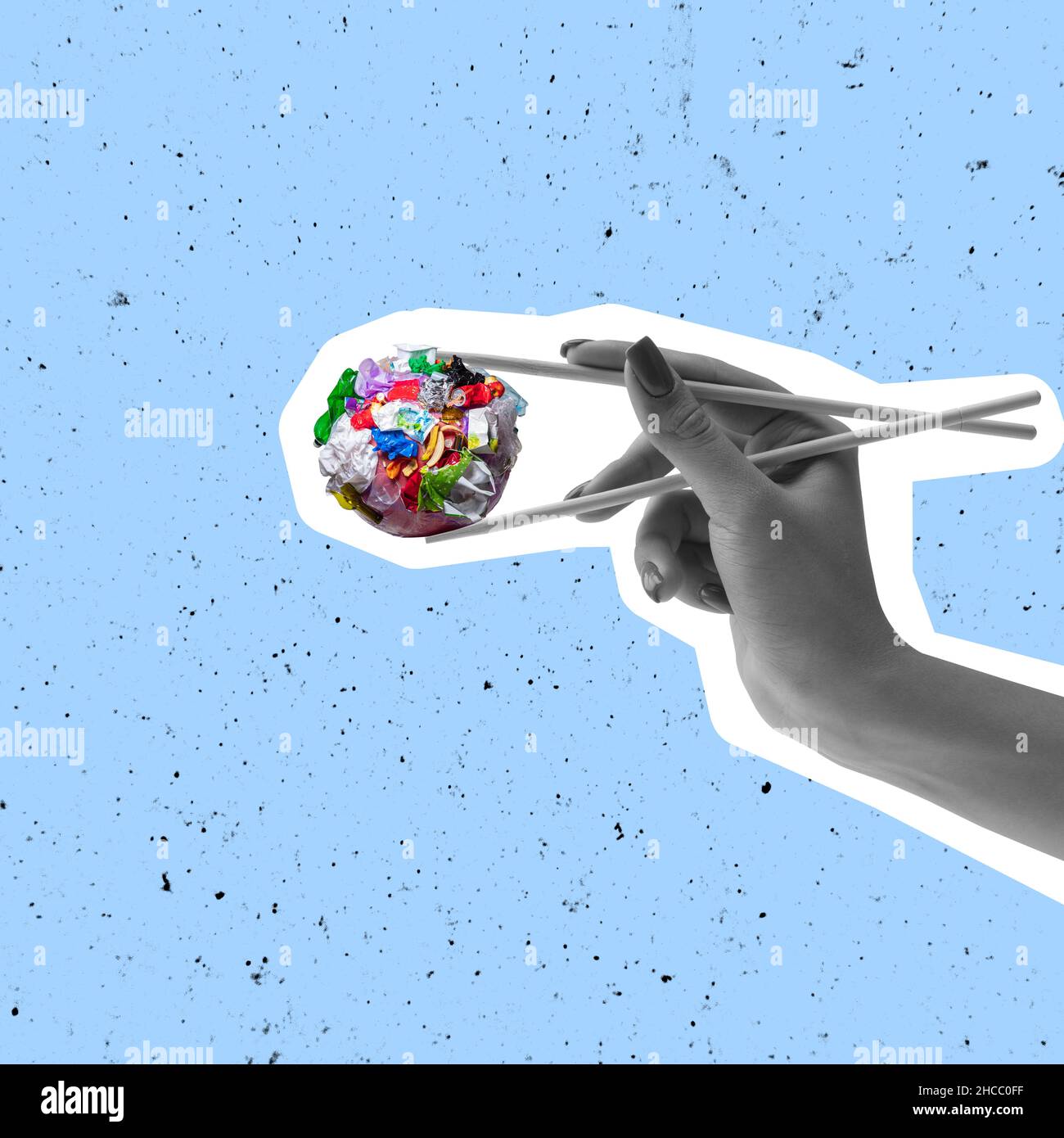 Collage d'arte contemporanea di mano femminile che tiene spazzatura come sushi isolato su sfondo blu Foto Stock