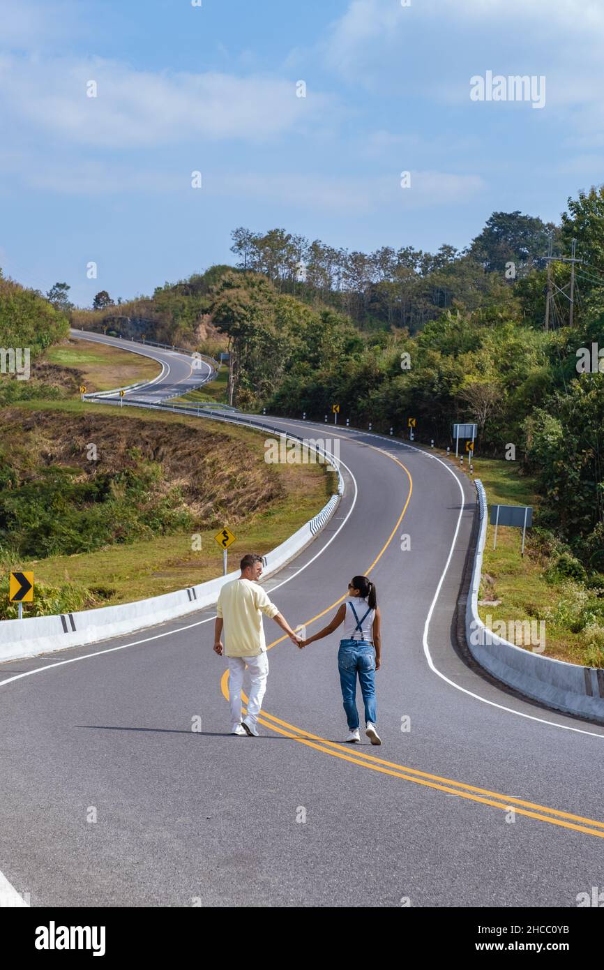 Strada nr 3 in Nan Thailandia country Road vista posteriore. Numero tre di strada tra le montagne a Nan, Thailandia. Uomo di coppia e donna in vacanza a Nan Thailandia Foto Stock