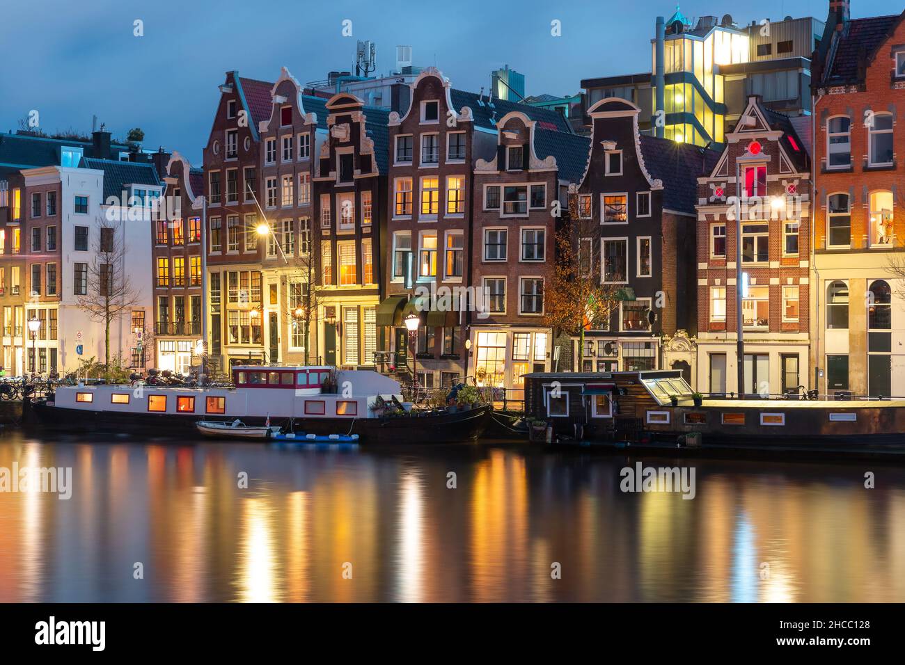 Serata Amsterdam canale Amstel con tipiche case olandesi di notte, Olanda, Paesi Bassi. Foto Stock
