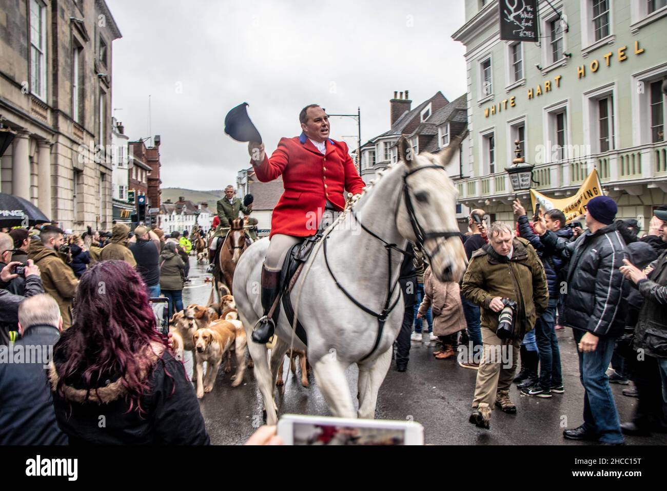 Lewes, Regno Unito. 25th Dic 2021. Centinaia di manifestanti hanno affrontato un gruppo di cacciatori che hanno partecipato a una sfilata annuale. Ogni anno, i cavalieri di Southdown e Eridge Foxhounds sfilano attraverso il centro di Lewes. I piloti affermano che sono solo caccia al trascinamento. Questa mattina, centinaia di manifestanti anti anti-caccia si sono schierati lungo la strada principale della città per dimostrare contro la brigata che si è fatta strada a cavallo. Credit: @Dmoonuk/Alamy Live News Foto Stock