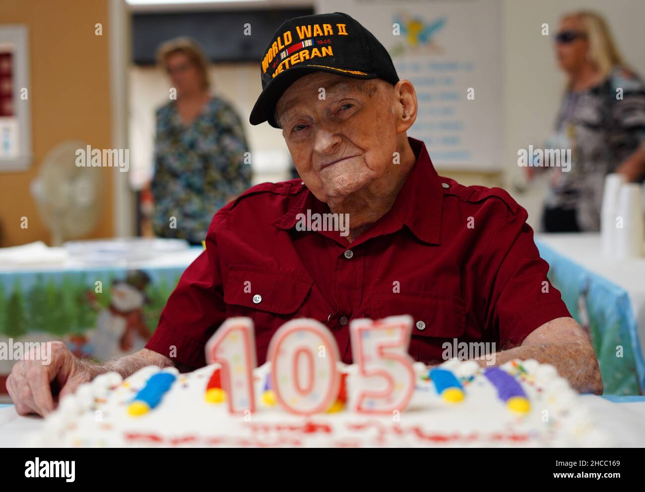 Tampa, Stati Uniti. 19th Dic 2021. Il veterano della guerra mondiale della Marina 2 William E. Monfort, che ha compiuto 105 anni il 17 dicembre festeggia con i membri della sua chiesa la domenica 19 dicembre 2021 a Tampa. Monfort visse attraverso l'attacco a Pearl Harbor e combatté nel Pacifico durante la seconda Guerra Mondiale come membro della Marina. Recentemente è sopravvissuto anche ad un'infezione COVID-19 (durante l'estate del 2020, prima che i vaccini fossero disponibili). Credit: Sipa USA/Alamy Live News Foto Stock