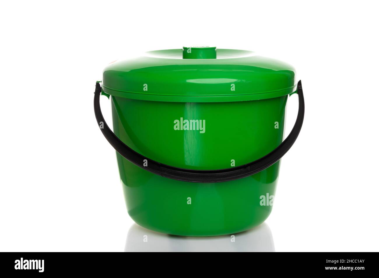 secchio in plastica verde con coperchio su sfondo bianco Foto stock - Alamy