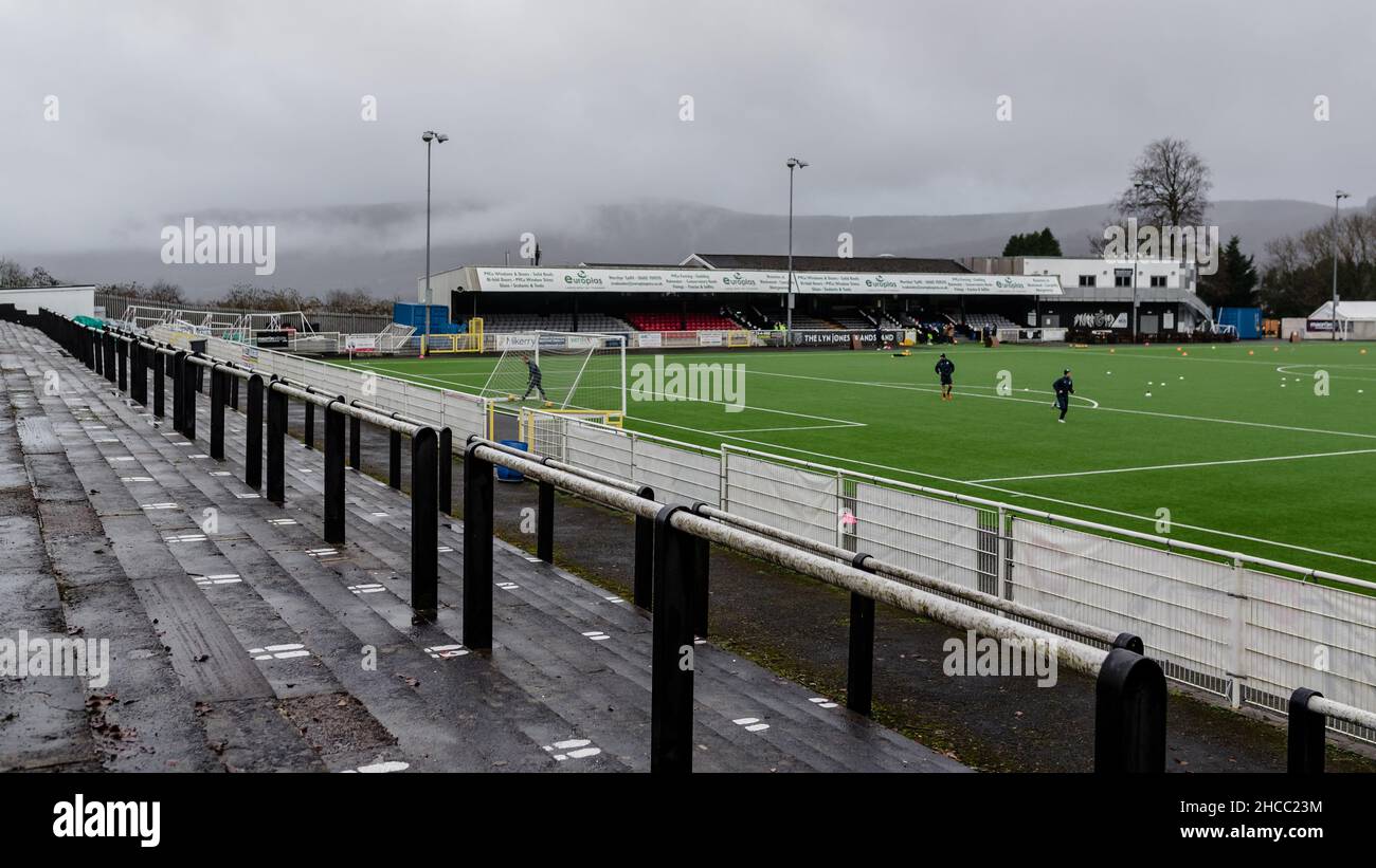 MERTHYR TYDFIL, GALLES - 27 DICEMBRE 2021: Stadio generale che precede la tappa sud della Southern League Premier Division South tra il Merthyr Town FC e lo Yate Town FC al Penydarren Park Stadium. Il gioco si sta svolgendo a porte chiuse a causa della pandemia del covid-19. Merthyr Tydfil, Galles. Photo Credit John Smith / Alamy Live News Foto Stock