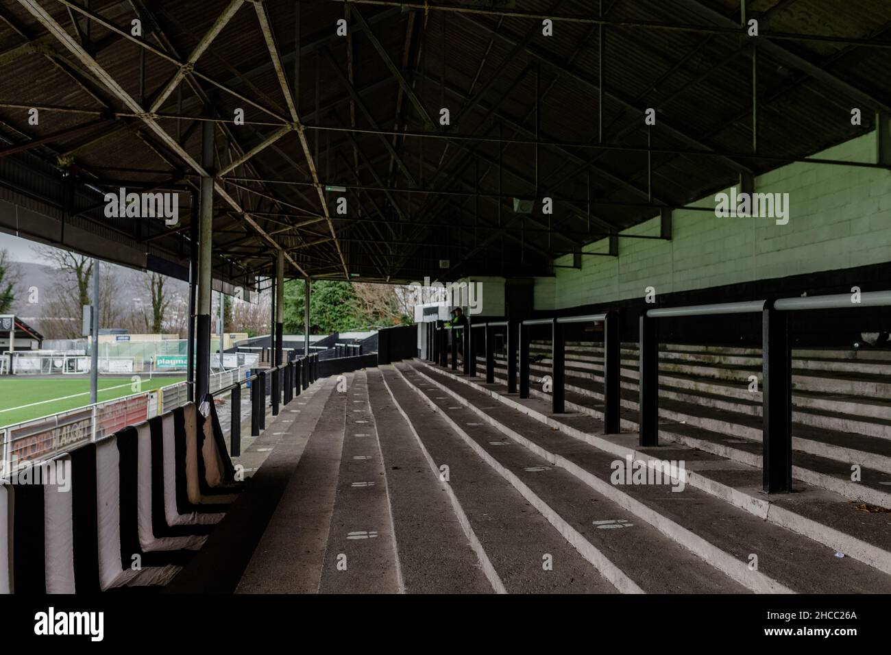 MERTHYR TYDFIL, GALLES - 27 DICEMBRE 2021: Stadio generale che precede la tappa sud della Southern League Premier Division South tra il Merthyr Town FC e lo Yate Town FC al Penydarren Park Stadium. Il gioco si sta svolgendo a porte chiuse a causa della pandemia del covid-19. Merthyr Tydfil, Galles. Photo Credit John Smith / Alamy Live News Foto Stock