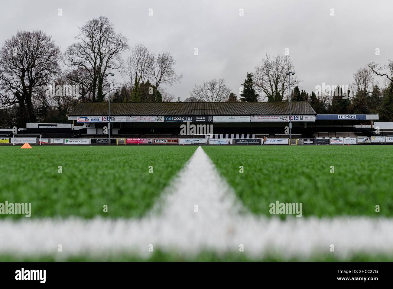 MERTHYR TYDFIL, GALLES - 27 DICEMBRE 2021: Stadio generale che precede la tappa sud della Southern League Premier Division South tra il Merthyr Town FC e lo Yate Town FC al Penydarren Park Stadium. Il gioco si sta svolgendo a porte chiuse a causa della pandemia del covid-19. Merthyr Tydfil, Galles. Photo Credit John Smith / Alamy Live News Foto Stock