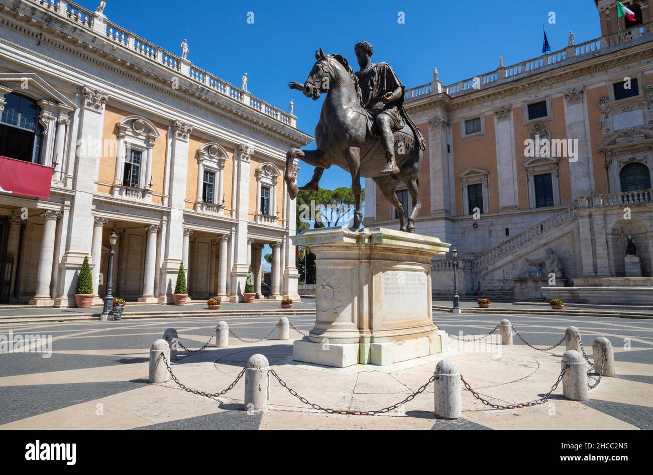 Roma - la statua in bronzo dell'imperatore Marco Aurelio sulla piazza Piazza Campidoglio come copia della statua romana originale. Foto Stock