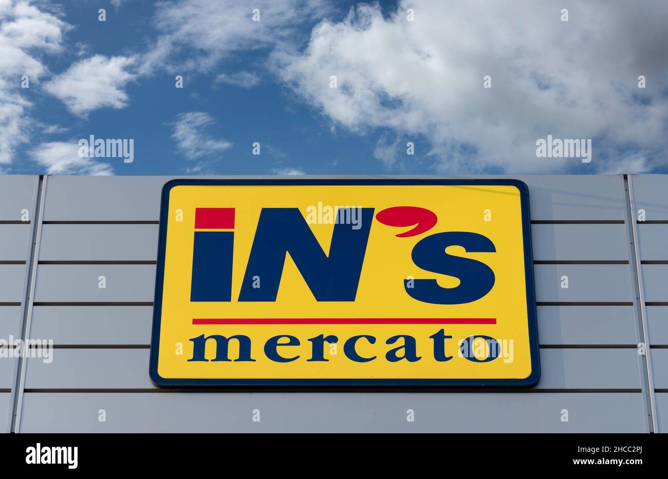 Fossano, Cuneo, Italia - 23 dicembre 2021: Insegne con logo IN'S mercato su cielo azzurro nuvoloso , IN'S mercato è una catena di supermercati a prezzi scontati italiani di Foto Stock