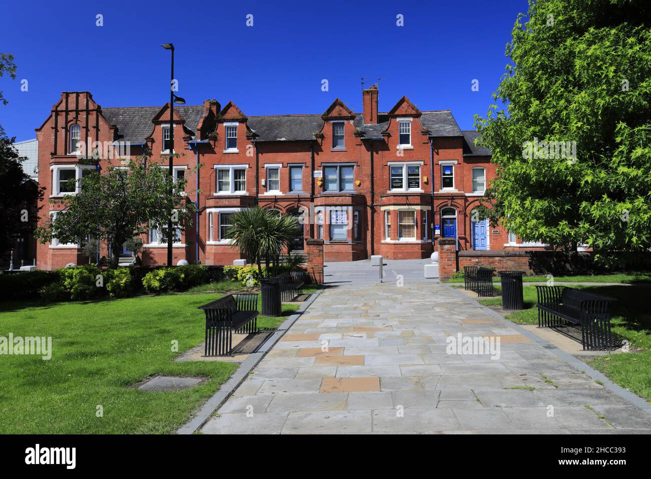 Architettura lungo Palmyra Street, Queens Gardens, Warrington Town, Cheshire, Inghilterra, REGNO UNITO Foto Stock