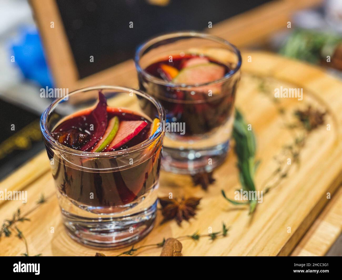 Due bicchieri di VIN brulé di stagione Foto Stock