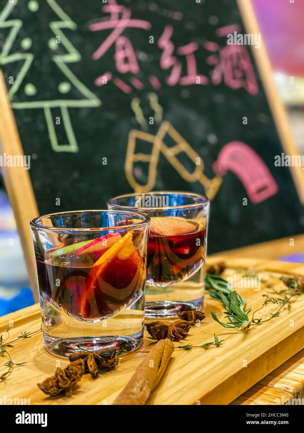 Due bicchieri di vino rosso mulled dolce per Natale Foto Stock