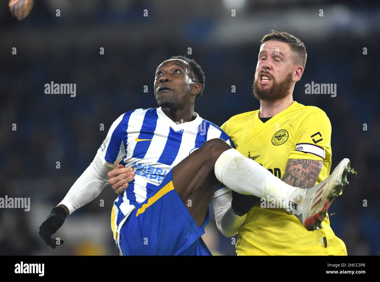 Danny Welbeck di Brighton combatte con Pontus Jansson di Brentford durante l'incontro della Premier League tra Brighton e Hove Albion e Brentford all'American Express Community Stadium di Brighton, Regno Unito - 26th dicembre 2021. Foto Simon Dack/Telephoto immagini. - Solo per uso editoriale. Nessun merchandising. Per le immagini di calcio si applicano le restrizioni di fa e Premier League inc. Nessun utilizzo di Internet/cellulare senza licenza FAPL - per i dettagli contattare Football Dataco Foto Stock