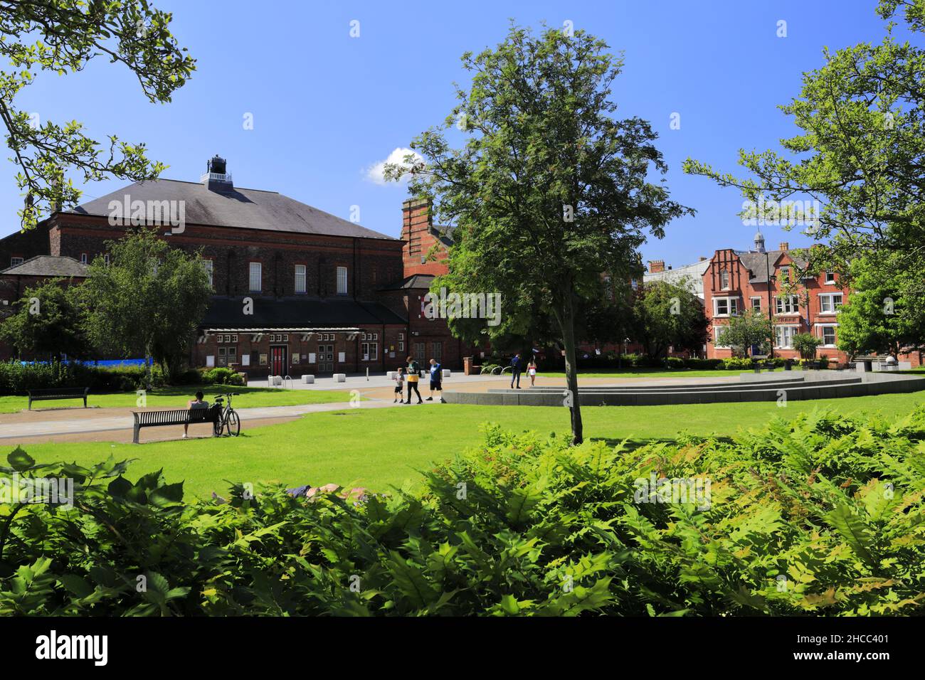 Vista estiva sui Queens Gardens, Warrington Town, Cheshire, Inghilterra, Regno Unito Foto Stock