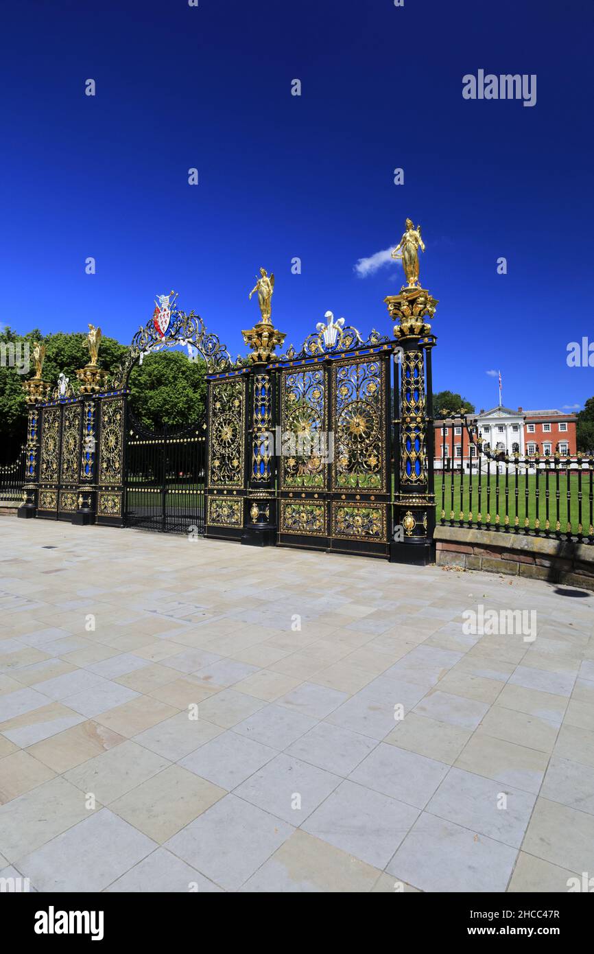 Golden Gates, Municipio e giardini, Warrington Town, Cheshire, Inghilterra, Regno Unito Foto Stock