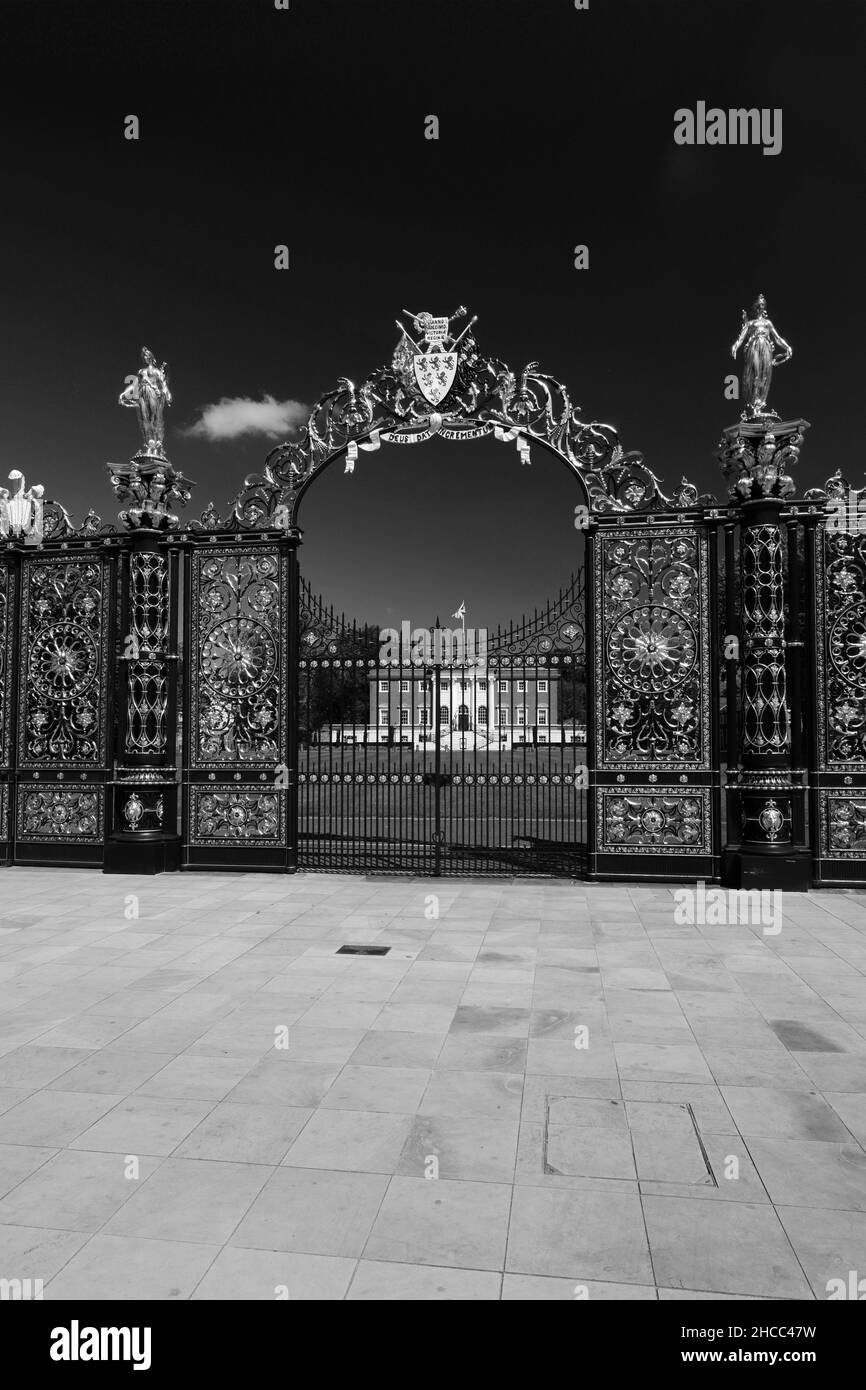 Golden Gates, Municipio e giardini, Warrington Town, Cheshire, Inghilterra, Regno Unito Foto Stock