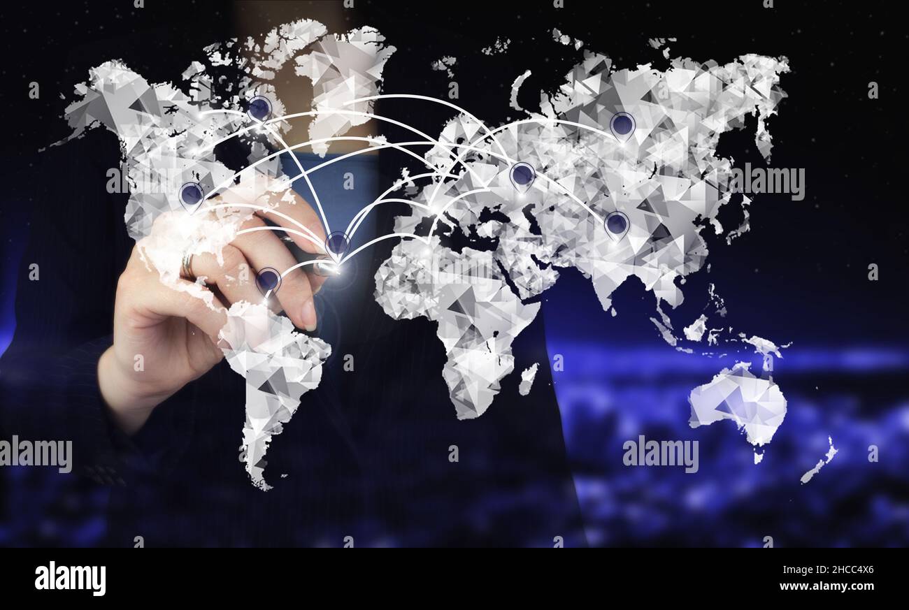 Concetto di connessione globale. Penna grafica digitale e disegno digitale ologramma mondo, terra, mappa, posizione Marker segno sulla città scuro sfocato Foto Stock