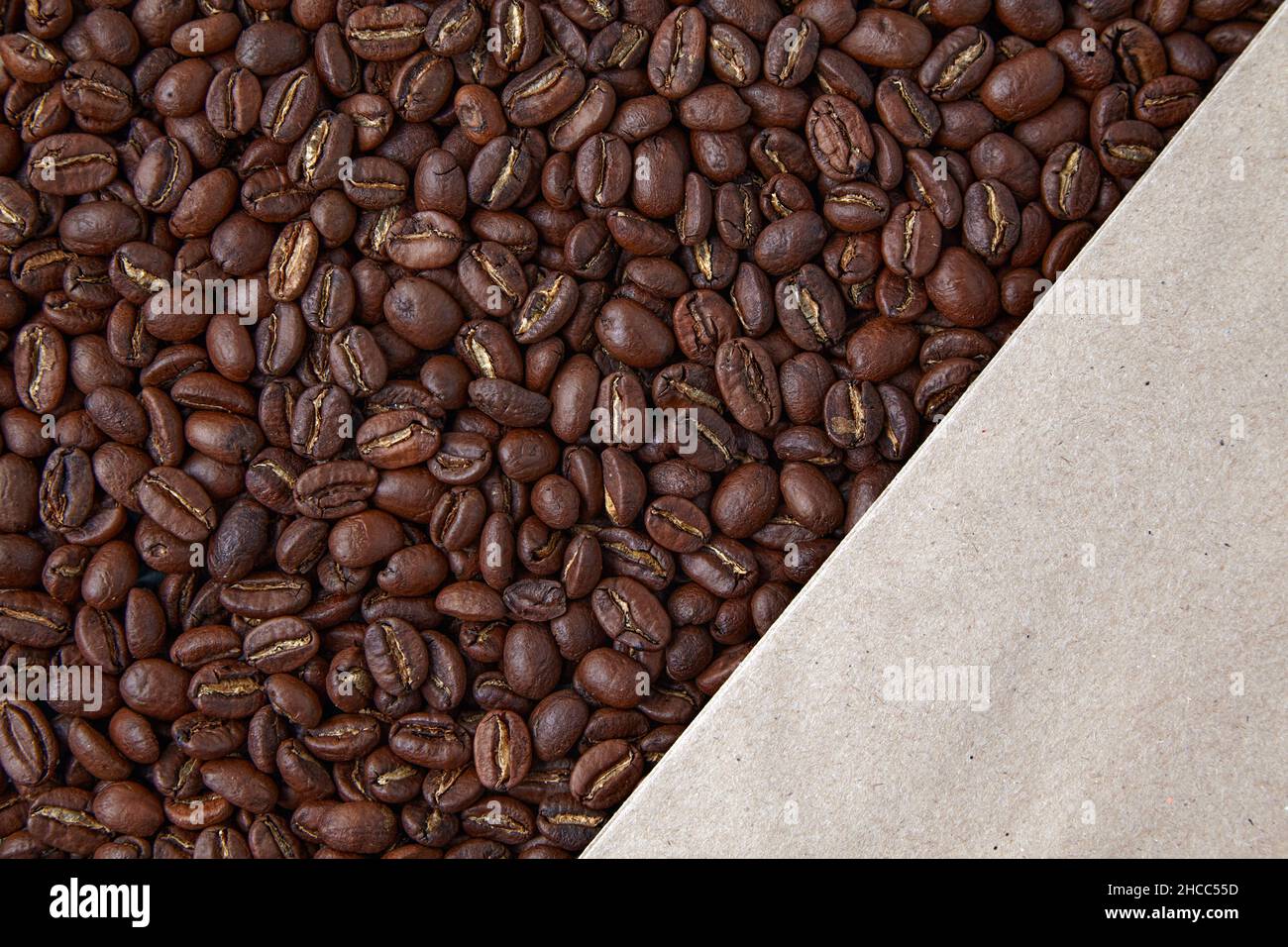 Telaio di design realizzato in chicchi di caffè e un foglio di carta artigianale Foto Stock