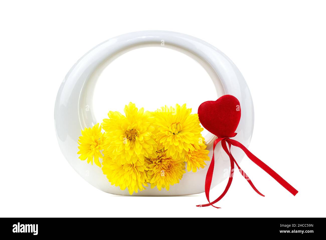 Fiori gialli di crisantemo in vaso rotondo con cuore rosso su sfondo bianco isolato. San Valentino, Mamma, Festa Internazionale delle Donne, compleanno. Co Foto Stock