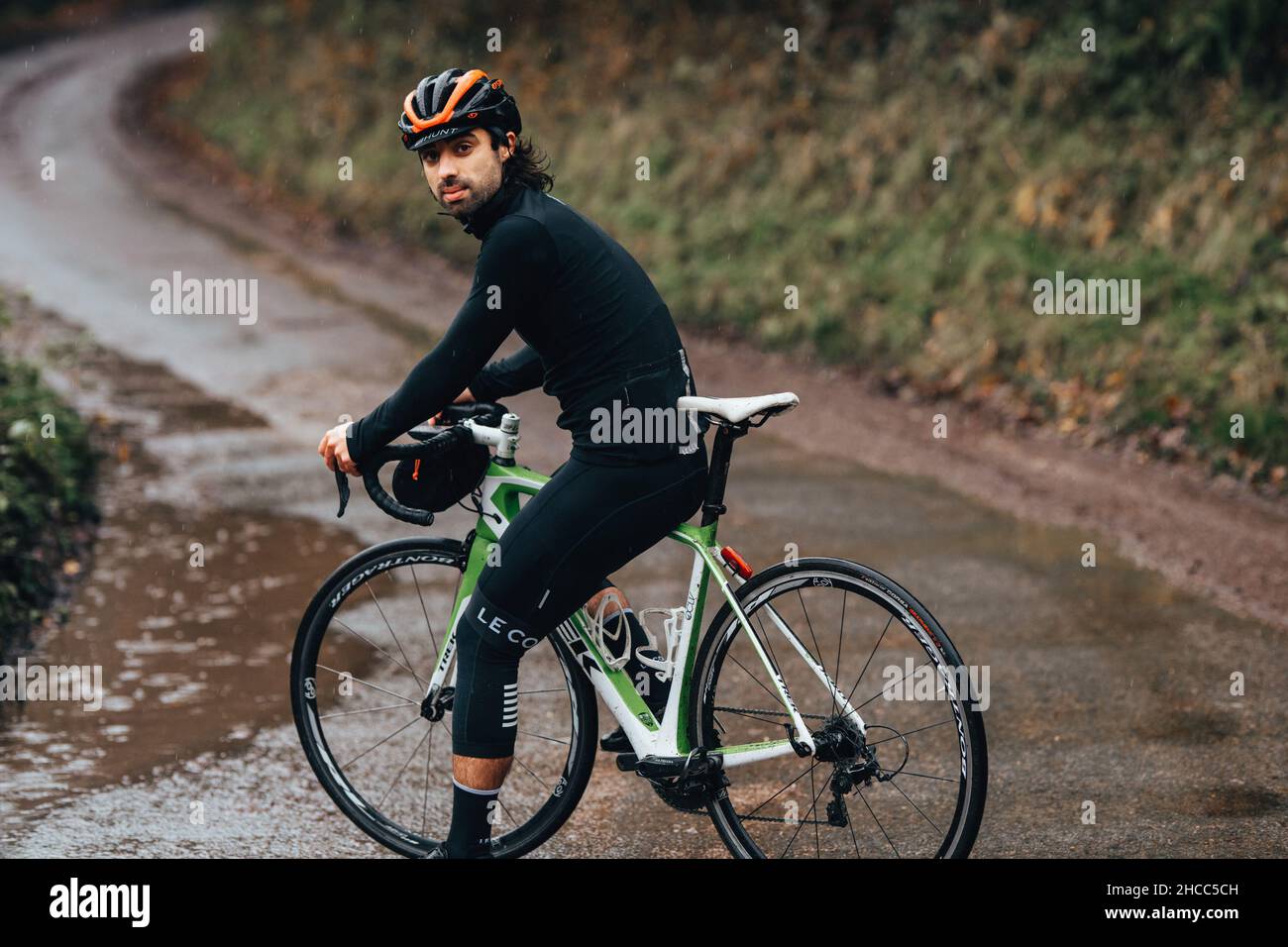 Un giovane ciclista che guida nelle colline Chiltern durante l'inverno. Foto Stock