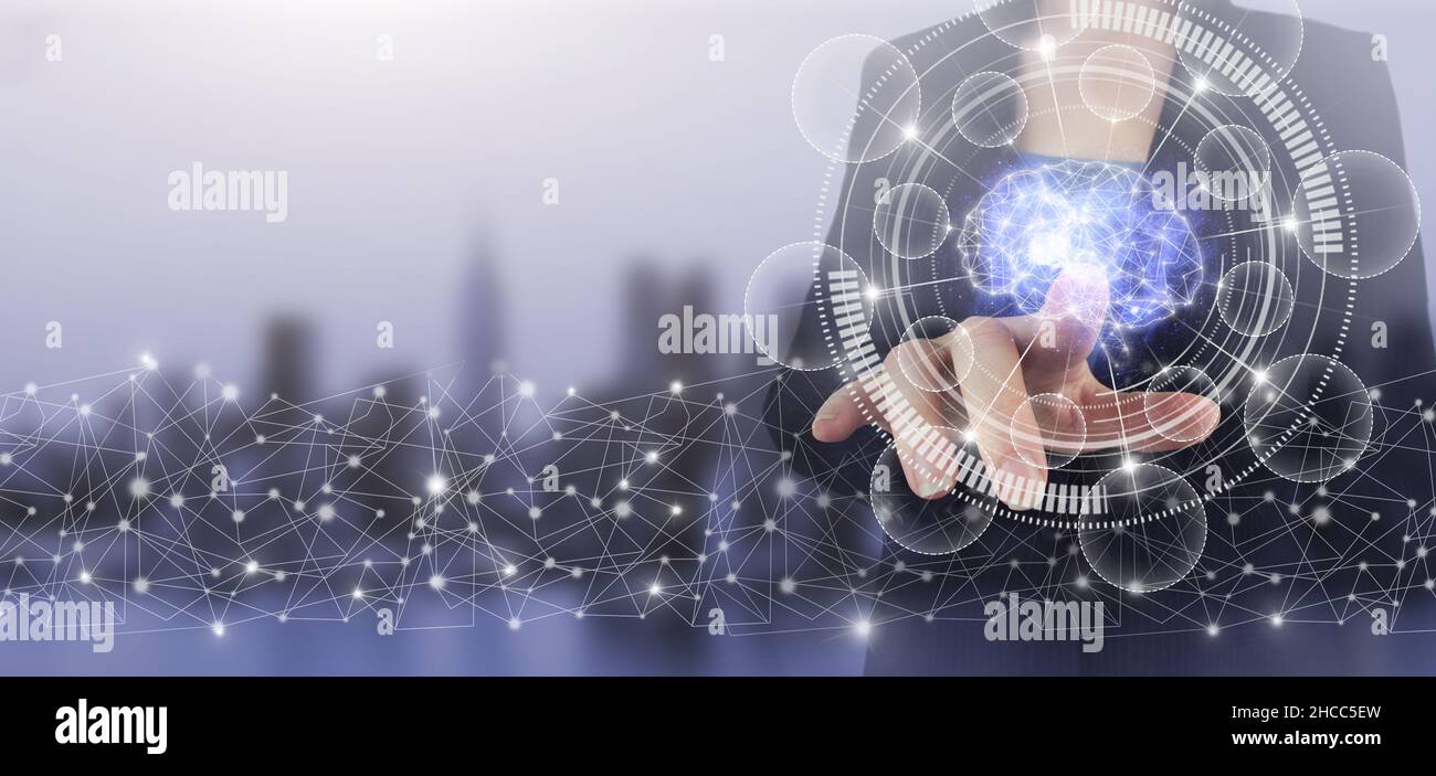 Il concetto moderno del cybercervello. Mano touch schermo digitale ologramma cervello segno sulla città luce sfondo sfocato Foto Stock