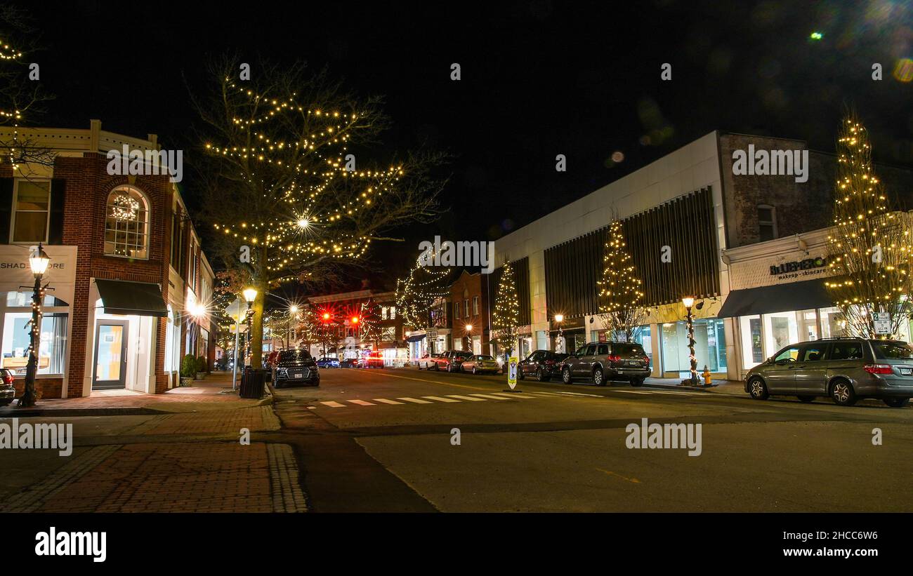 NEW CANAAN, CT, USA - DICEMBRE 21 2021: Serata prima di Natale in centro con luci e decorazioni per le vacanze Foto Stock