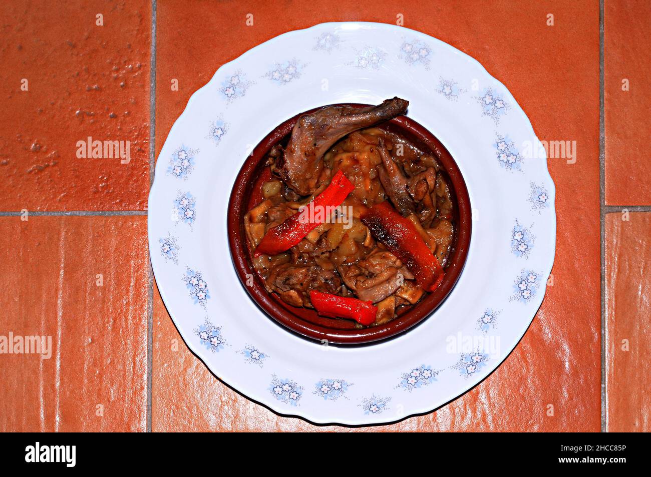 Coniglio al forno in salsa di pomodoro con rosmarino e basilico. Cucina  italiana Foto stock - Alamy