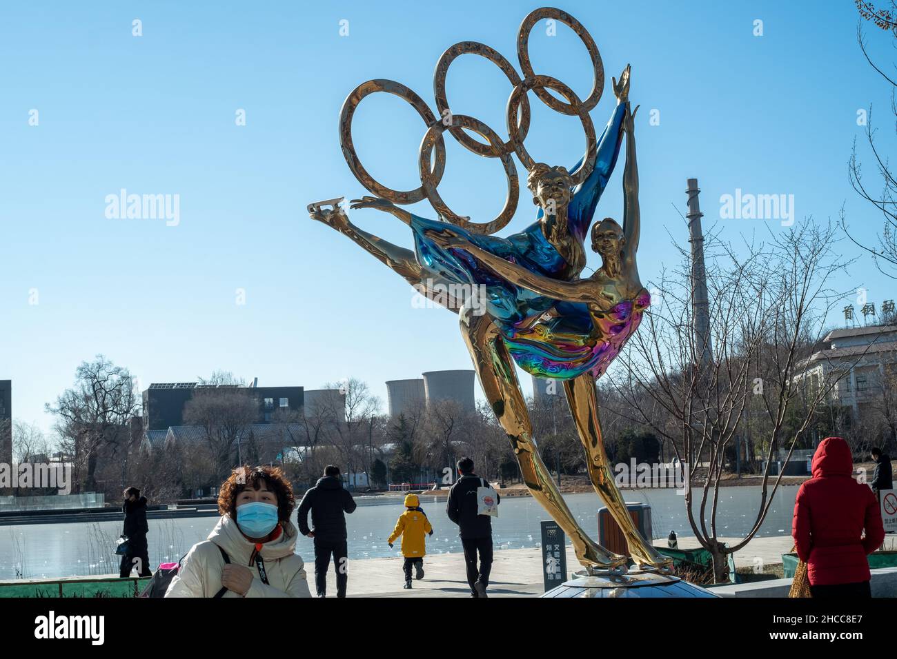 Una statua con gli anelli olimpici intitolata 'Deating with the Winter Olympics' a Pechino, Cina. 26-dic-2021 Foto Stock