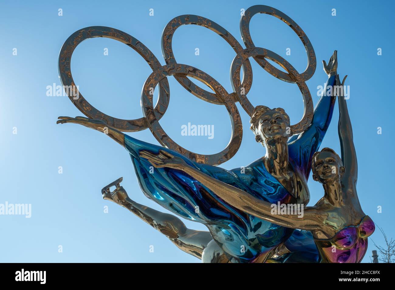 Una statua con gli anelli olimpici intitolata 'Deating with the Winter Olympics' a Pechino, Cina. 26-dic-2021 Foto Stock