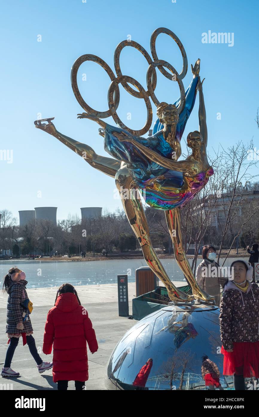 Una statua con gli anelli olimpici intitolata 'Deating with the Winter Olympics' a Pechino, Cina. 26-dic-2021 Foto Stock