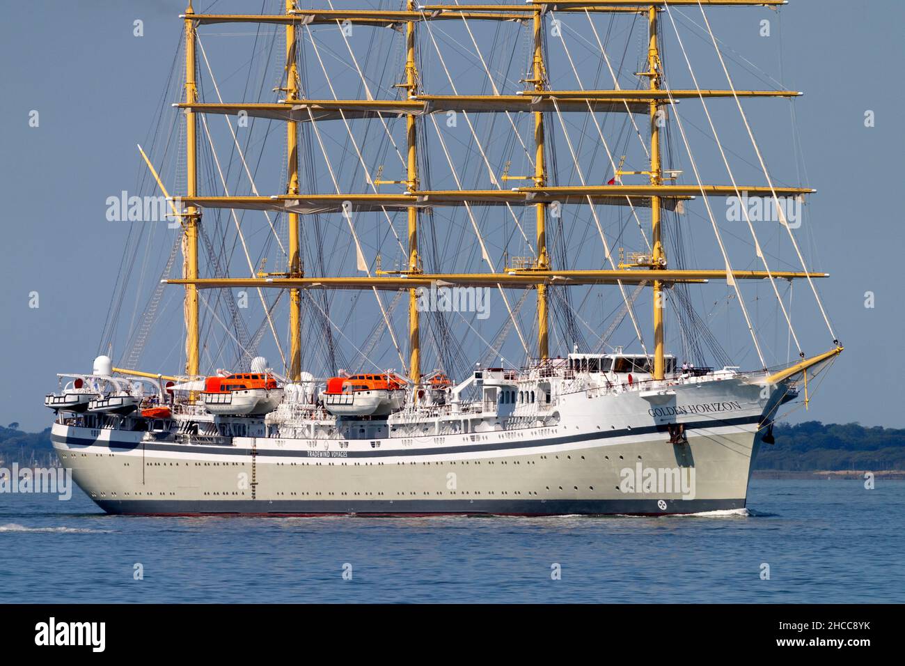 Cinque,merded,crociera,liner,Golden,Horizon, The Solent, Cowes,isola di Wight,Inghilterra,Gran Bretagna,britannico,UK, Foto Stock