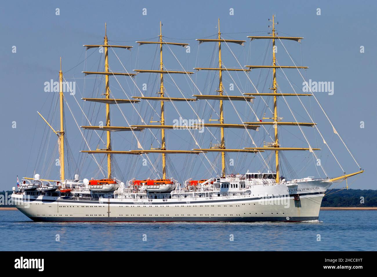 Cinque,merded,crociera,liner,Golden,Horizon, The Solent, Cowes,isola di Wight,Inghilterra,Gran Bretagna,britannico,UK, Foto Stock