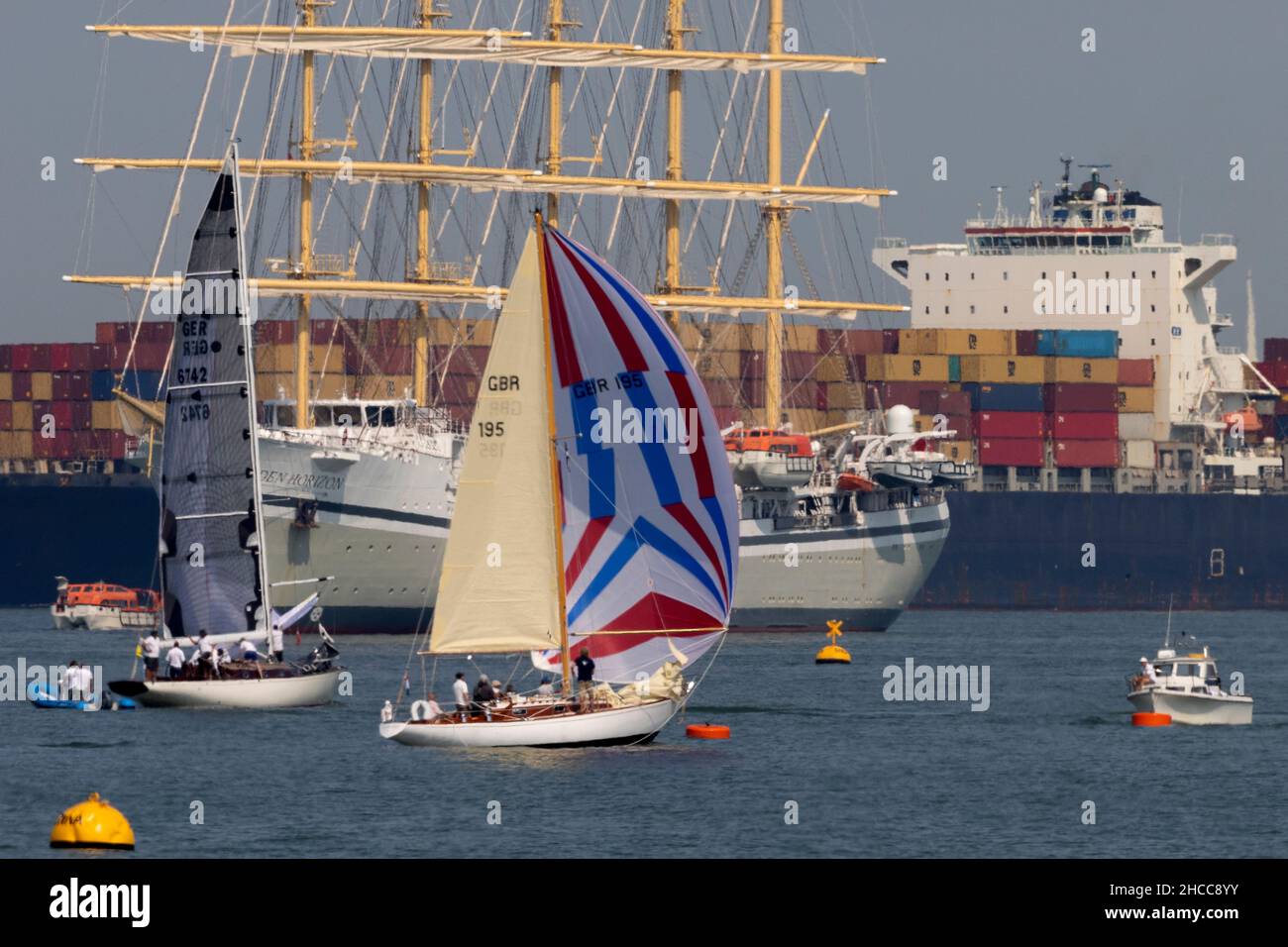 Cinque,merded,crociera,liner,Golden,Horizon, The Solent, Cowes,isola di Wight,Inghilterra,Gran Bretagna,britannico,UK, Foto Stock