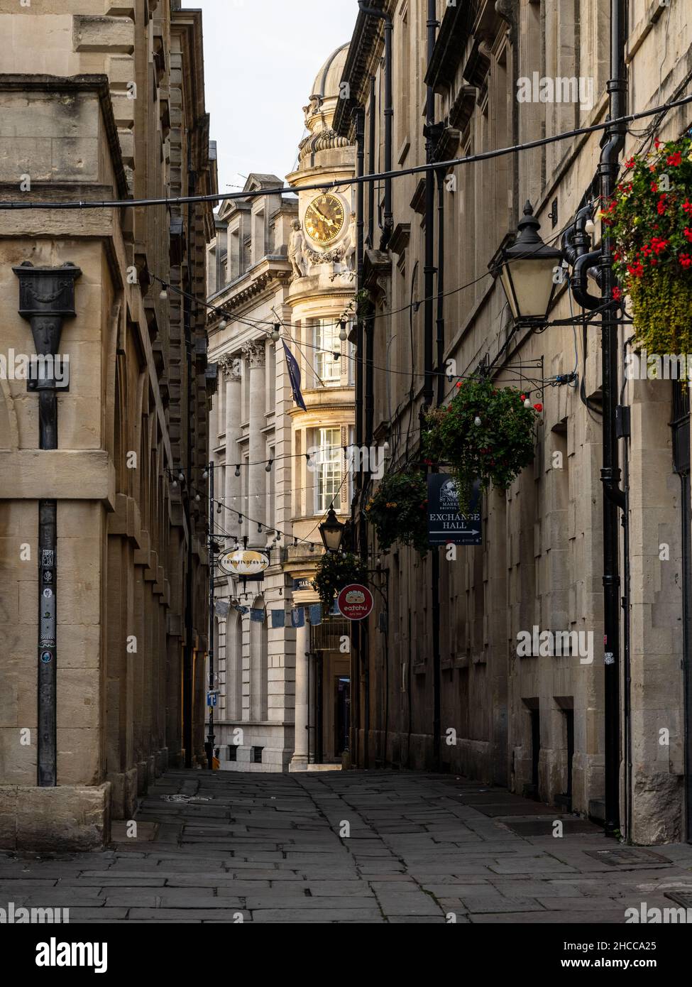 Il grande edificio barocco della Midland Bank si intravede tra gli edifici del mercato di St Nicholas in Old Post Office Passage a Bristol. Foto Stock