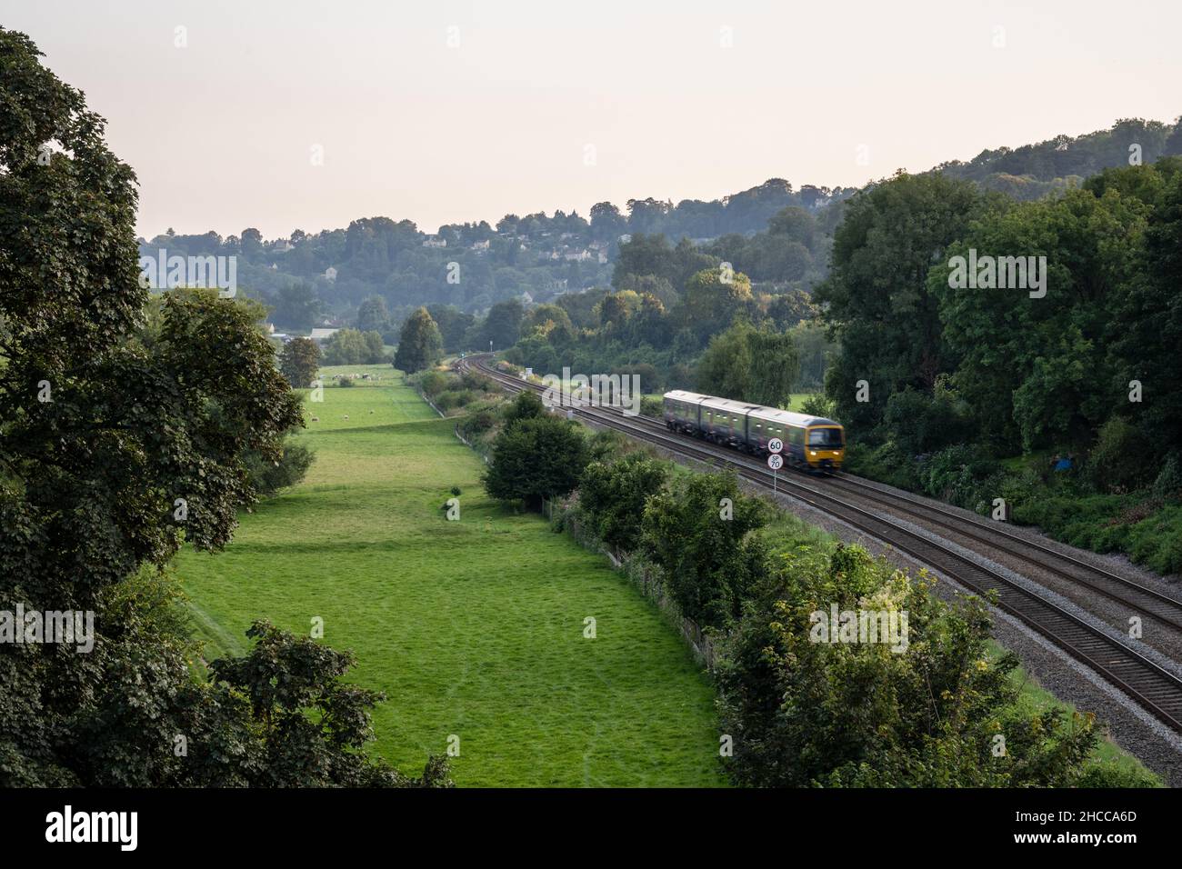 Un treno passeggeri GWR passa attraverso la Avon Valley a Freshford, vicino a Bath. Foto Stock