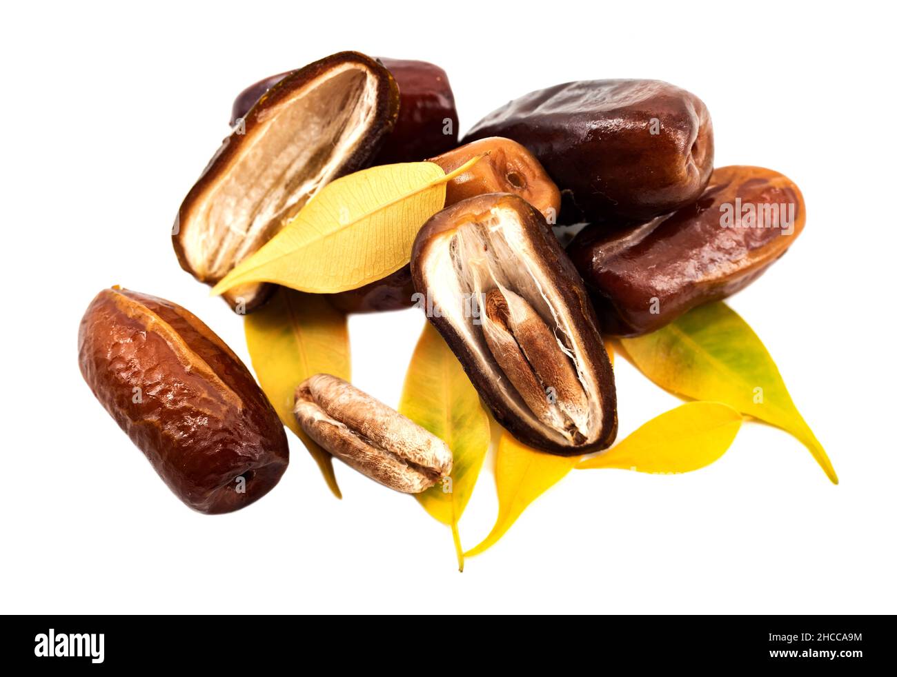 Datteri su sfondo bianco. Date isolano con semi e foglie. Foto Stock