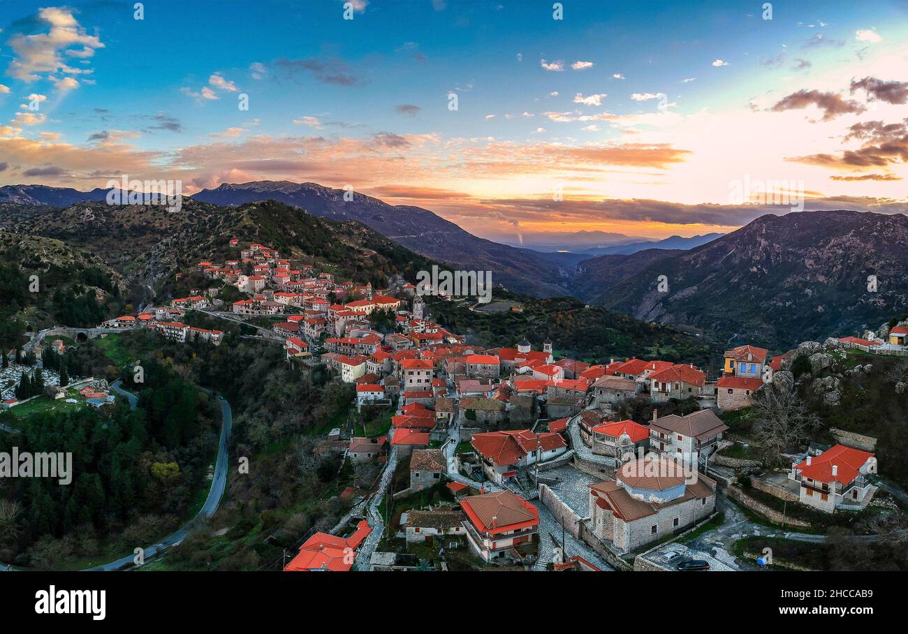 Vista aerea sul bellissimo borgo storico di Dimitsana durante il periodo invernale ad Arcadia, Peloponneso, Grecia Foto Stock