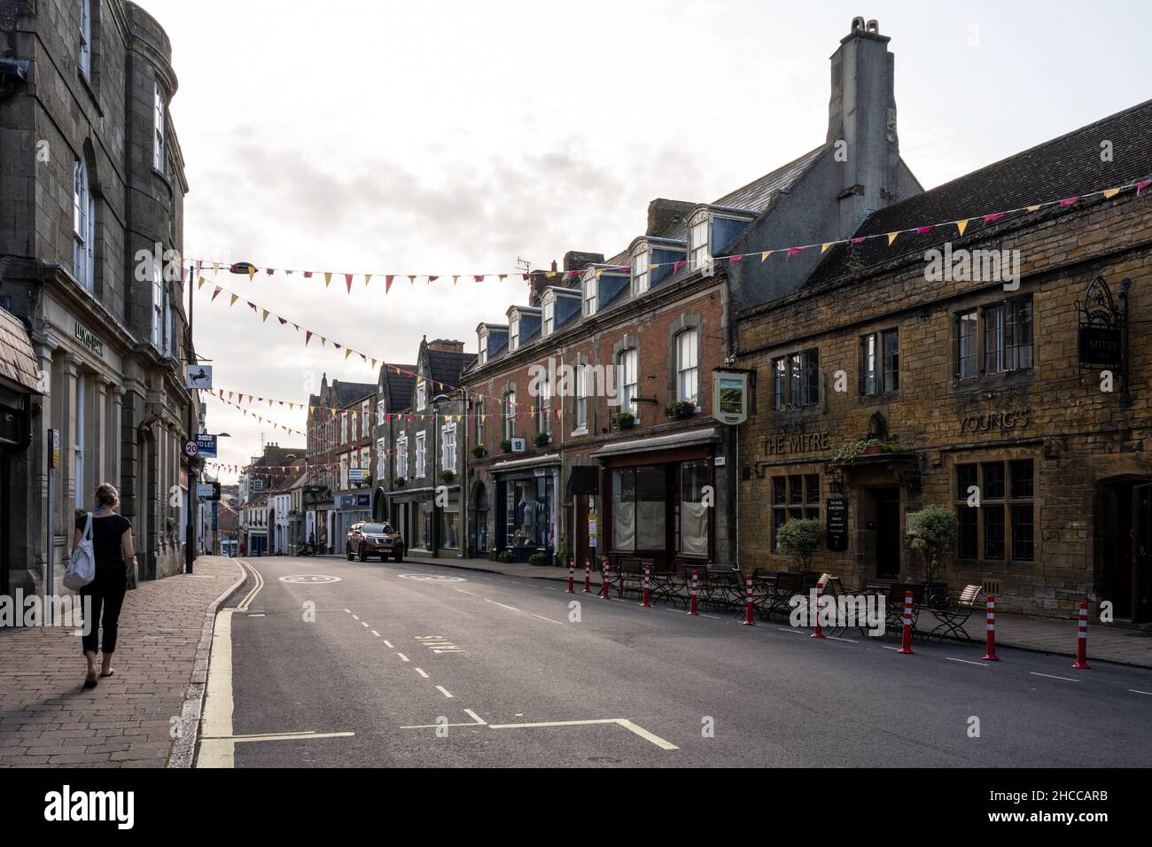 Lo Shaftesbury High Street è decorato con sedute a grappolo e all'aperto durante il recupero dalla pandemia di Covid-19. Foto Stock