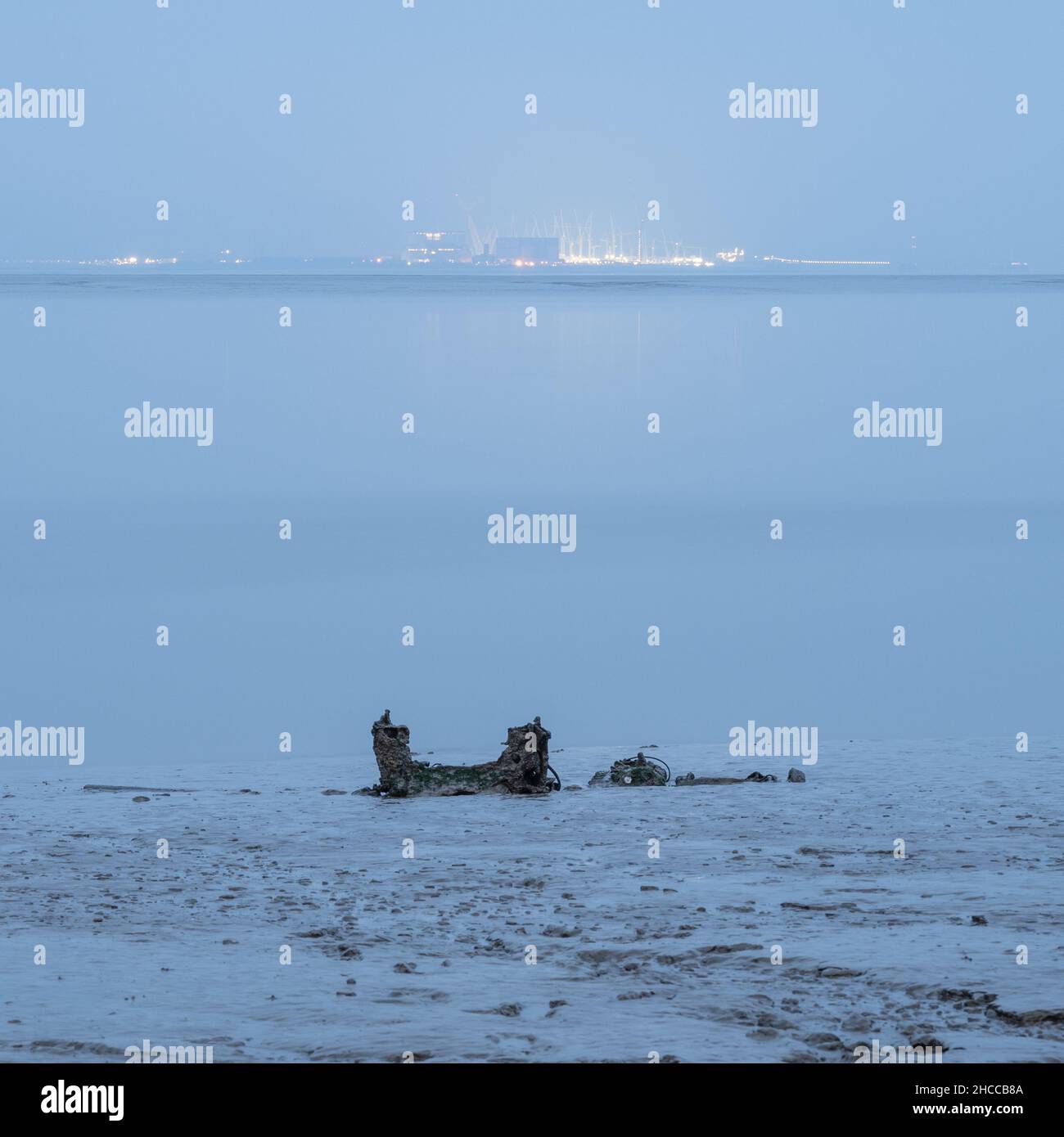 Il sito di costruzione della centrale nucleare di Hinkley Point C è illuminato all'alba sull'estuario del fiume Parrett nel Somerset. Foto Stock