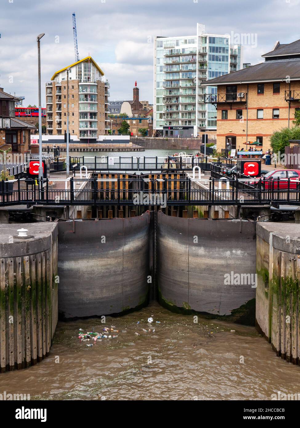 Le moderne porte di sicurezza sul fiume Tidal Tamigi all'ingresso del Limehouse Basin e del Regent's Canal nel East End di Londra. Foto Stock