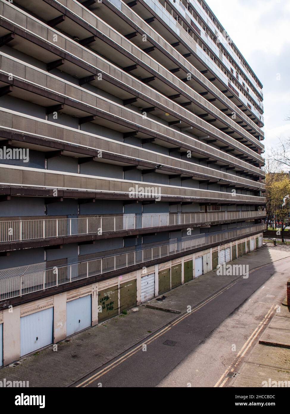 Un alto blocco di alloggiamento del consiglio si erge a bordo e abbandonato in attesa di riqualificazione della tenuta Heygate nel quartiere di Elephant e Castello Foto Stock