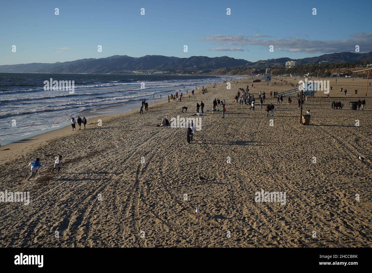 Santa Monica, Stati Uniti. 26th Dic 2021. La gente che si diverte a Santa Monica state Beach.durante le vacanze di Natale, molta gente ha deciso di viaggiare. A Santa Monica, una città in California, ci sono stati molti visitatori venuti e hanno fatto un tour. Credit: SOPA Images Limited/Alamy Live News Foto Stock