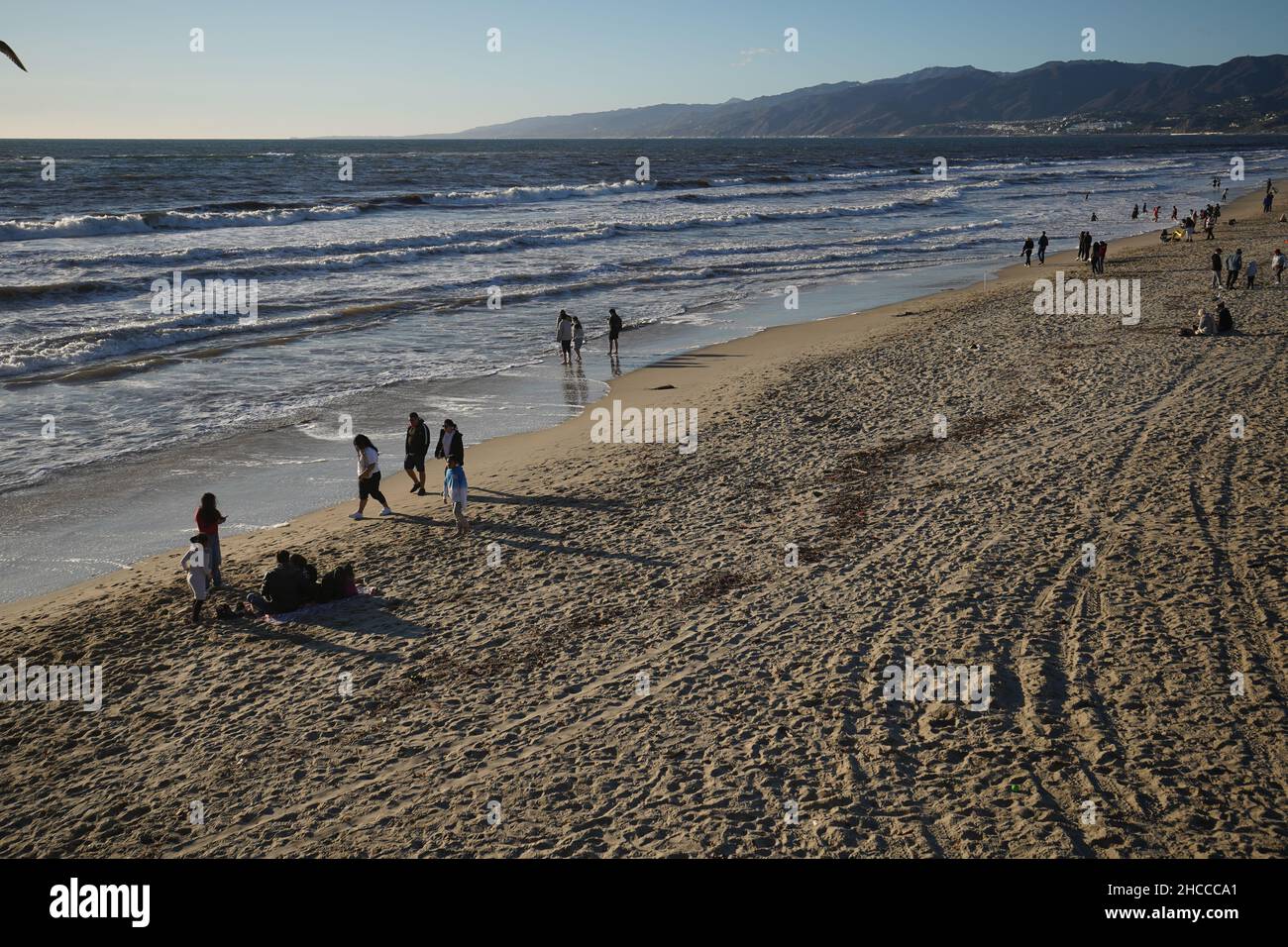 Santa Monica, Stati Uniti. 26th Dic 2021. La gente che si diverte a Santa Monica state Beach.durante le vacanze di Natale, molta gente ha deciso di viaggiare. A Santa Monica, una città in California, ci sono stati molti visitatori venuti e hanno fatto un tour. (Foto di Michael ho Wai Lee/SOPA Images/Sipa USA) Credit: Sipa USA/Alamy Live News Foto Stock