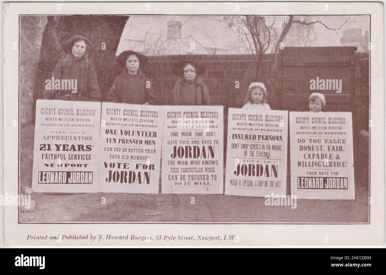 Campagna elettorale del consiglio della contea di Isola di Wight: Le cinque figlie di Leonard Jordan (disposte in ordine di altezza) mostrano i manifesti elettorali per il padre. La Giordania è stata rappresentante del Partito Liberale nella divisione nord-ovest di Newport del Consiglio di contea dal 1910 al 1918. L'immagine è stata pubblicata come cartolina di campagna da J. Howard Burgess di 53 Pyle Street, Newport, IW Foto Stock