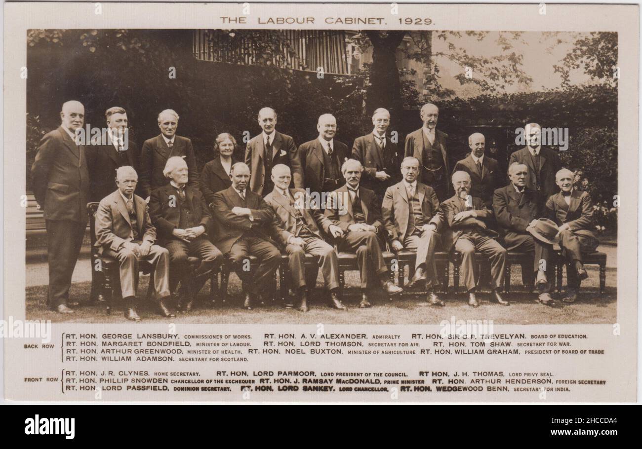 Il gabinetto del lavoro, 1929: Foto di gruppo dei membri del governo del partito laburista dopo le elezioni generali del 1929. Comprende il primo ministro James Ramsay Macdonald, George Lansbury, Margaret Bondfield, Arthur Greenwood, Noel Buxton, J.R. Clynes, J.H. Thomas, Phillip Snowden, Arthur Henderson, A.V. Alexander, Sir C.P. Trevelyan, Lord Thomson, Tom Shaw, William Graham, William Adamson, Lord Parmoor, Lord Passfield, Lord Sankey, Wedgewood Benn Foto Stock