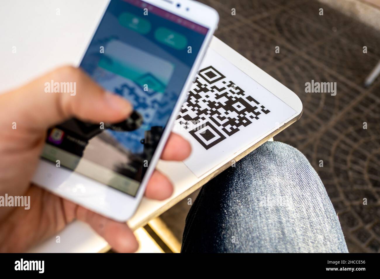 Valencia, Spagna; 7th novembre 2021: Un uomo scansiona un codice QR con il suo smartphone in un ristorante. Una delle misure anticovidi adottate in Spagna è la r Foto Stock