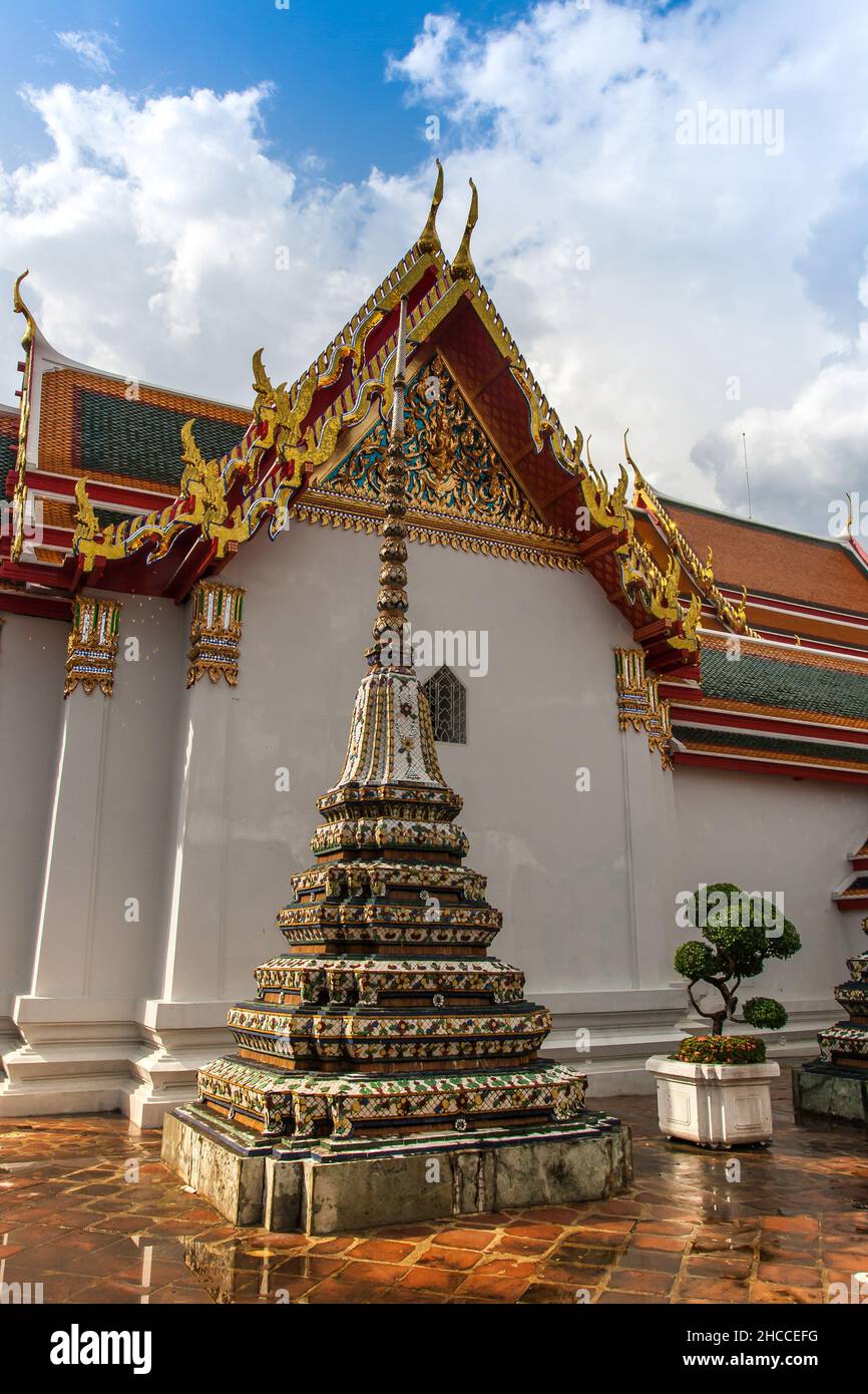 Wat Pho o il Tempio del Buddha reclinato uno dei più grandi e più antichi wat di Bangkok costruito nel 16th secolo (ufficialmente conosciuto come Wat Phra Chetup Foto Stock