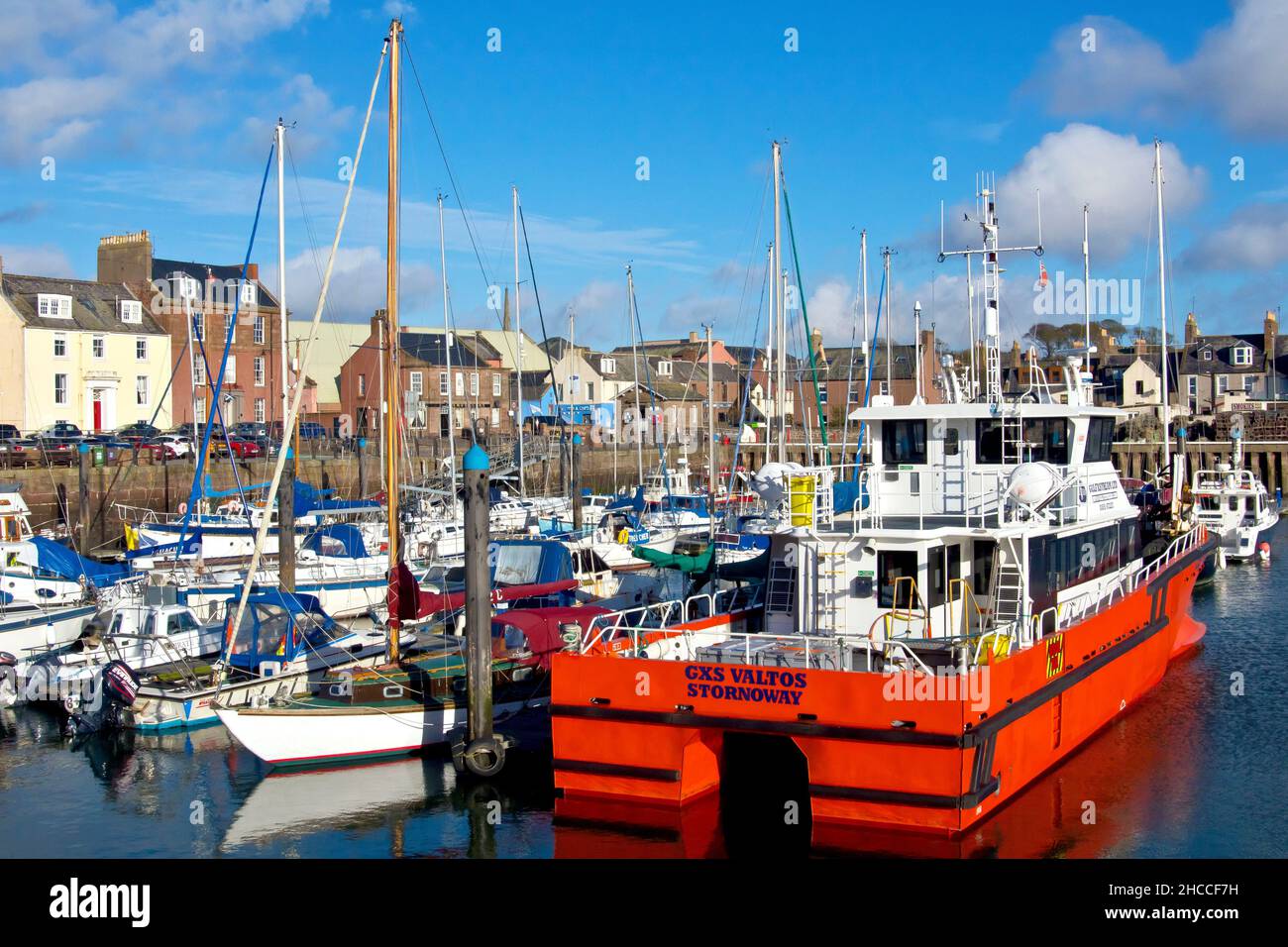 L'affollato porticciolo di Arbroath, Angus, Scozia, Regno Unito, pieno di imbarcazioni di tutte le dimensioni, dalle piccole barche da pesca agli yacht e alle grandi barche da lavoro. Foto Stock